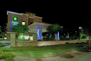 Exterior - Holiday Inn Express & Suites Phoenix - Glendale Sports Dist by IHG (Glendale)