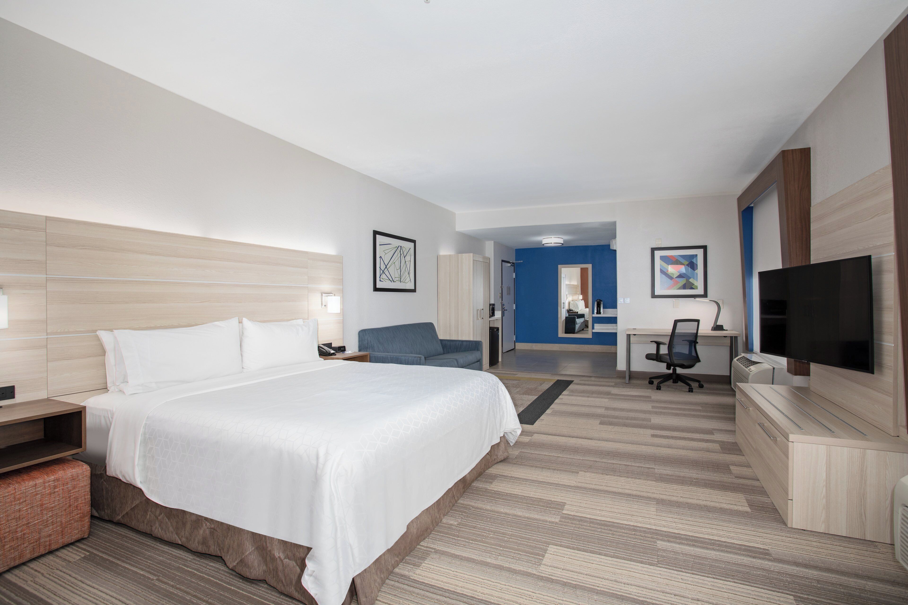 suite, 1 king bed, accessible (transfer shower) | in-room safe, desk, laptop workspace, blackout curtains