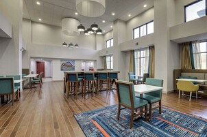 Café da manhã com buffet grátis todos os dias