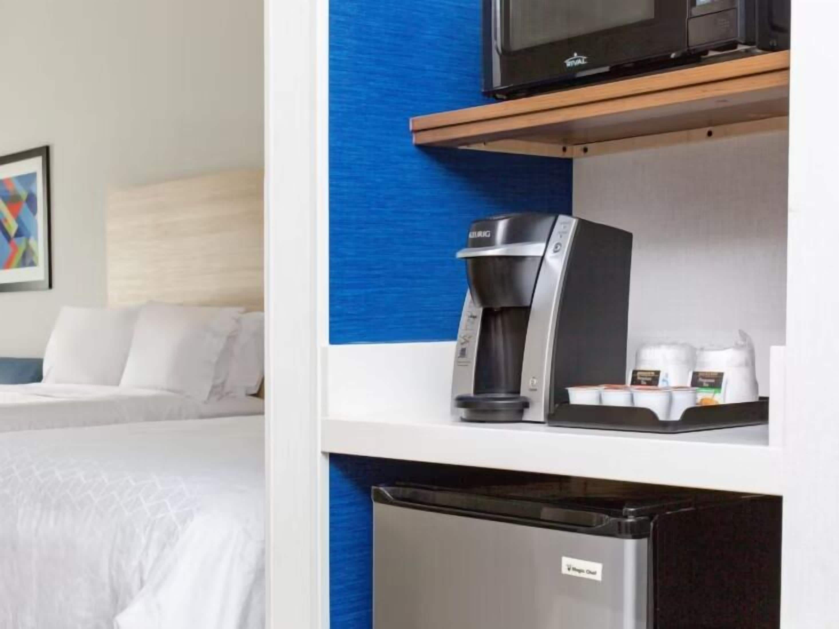 Escritorio, espacio para trabajar con laptop y cortinas blackout 