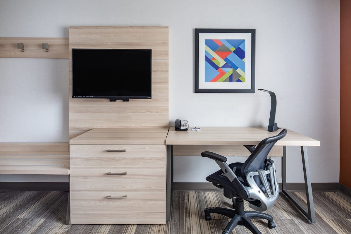 Een bureau, een laptopwerkplek, verduisterende gordijnen