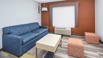 Escritorio, espacio para trabajar con laptop y cortinas blackout