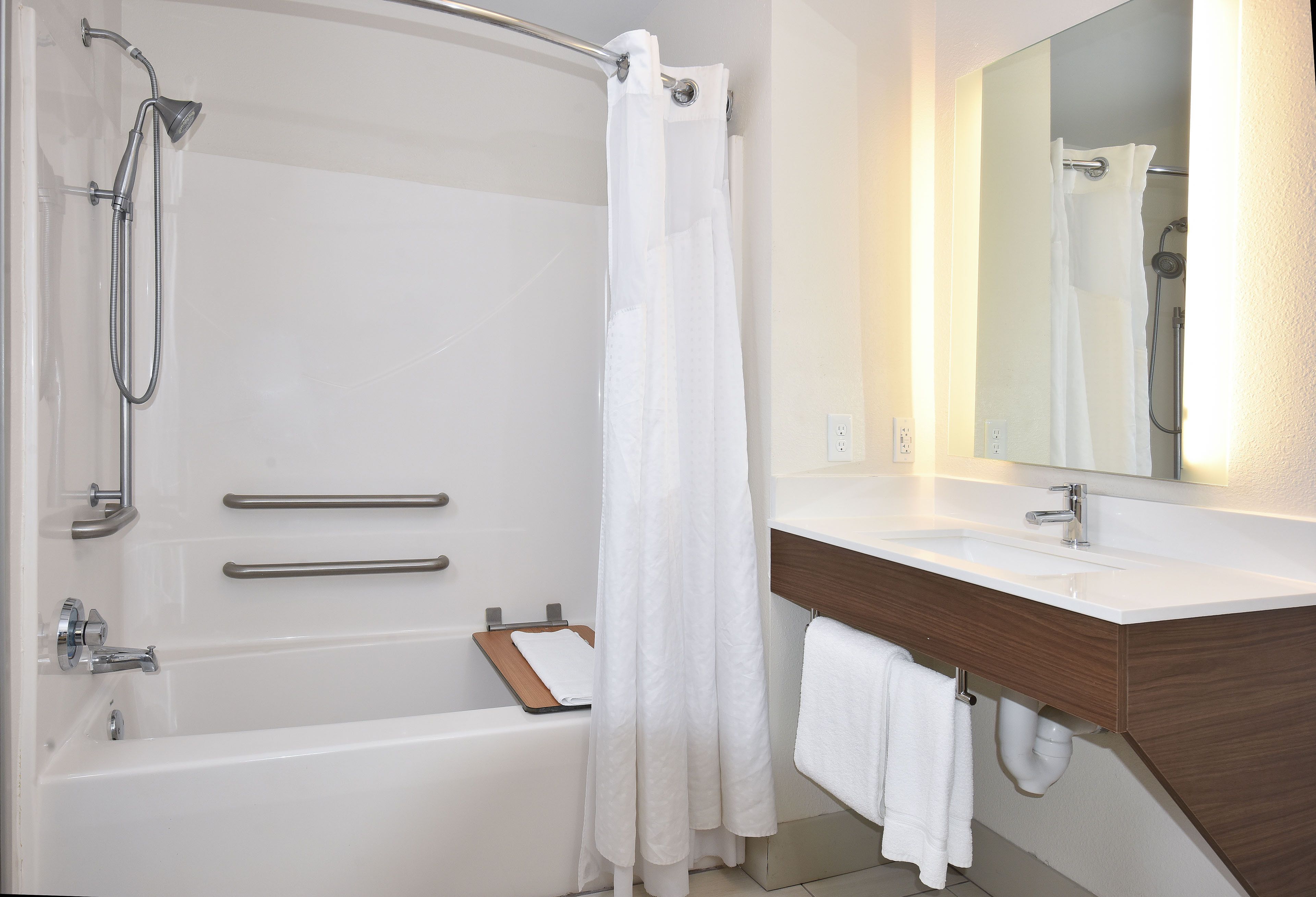 Combined shower/tub, hair dryer, towels