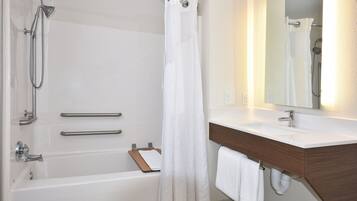 Combined shower/bathtub, hair dryer, towels