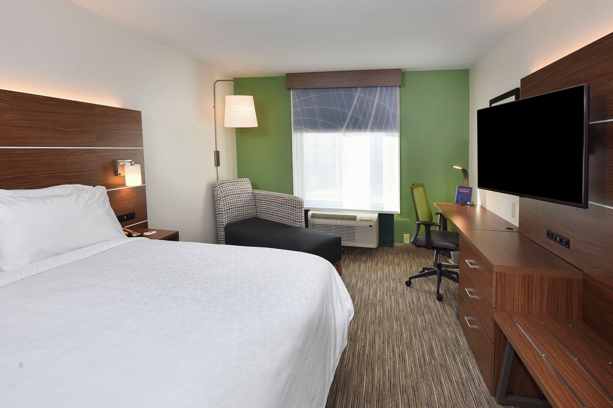 In-room safe, desk, laptop workspace, iron/ironing board