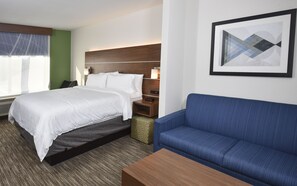 In-room safe, desk, laptop workspace, iron/ironing board - Holiday Inn Express Selma by IHG (Selma)