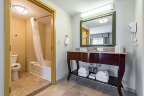 Studio, 1 kingsize bed, toegankelijk voor mindervaliden, niet-roken | Badkamer | Een bad/douchecombinatie, gratis toiletartikelen, een haardroger