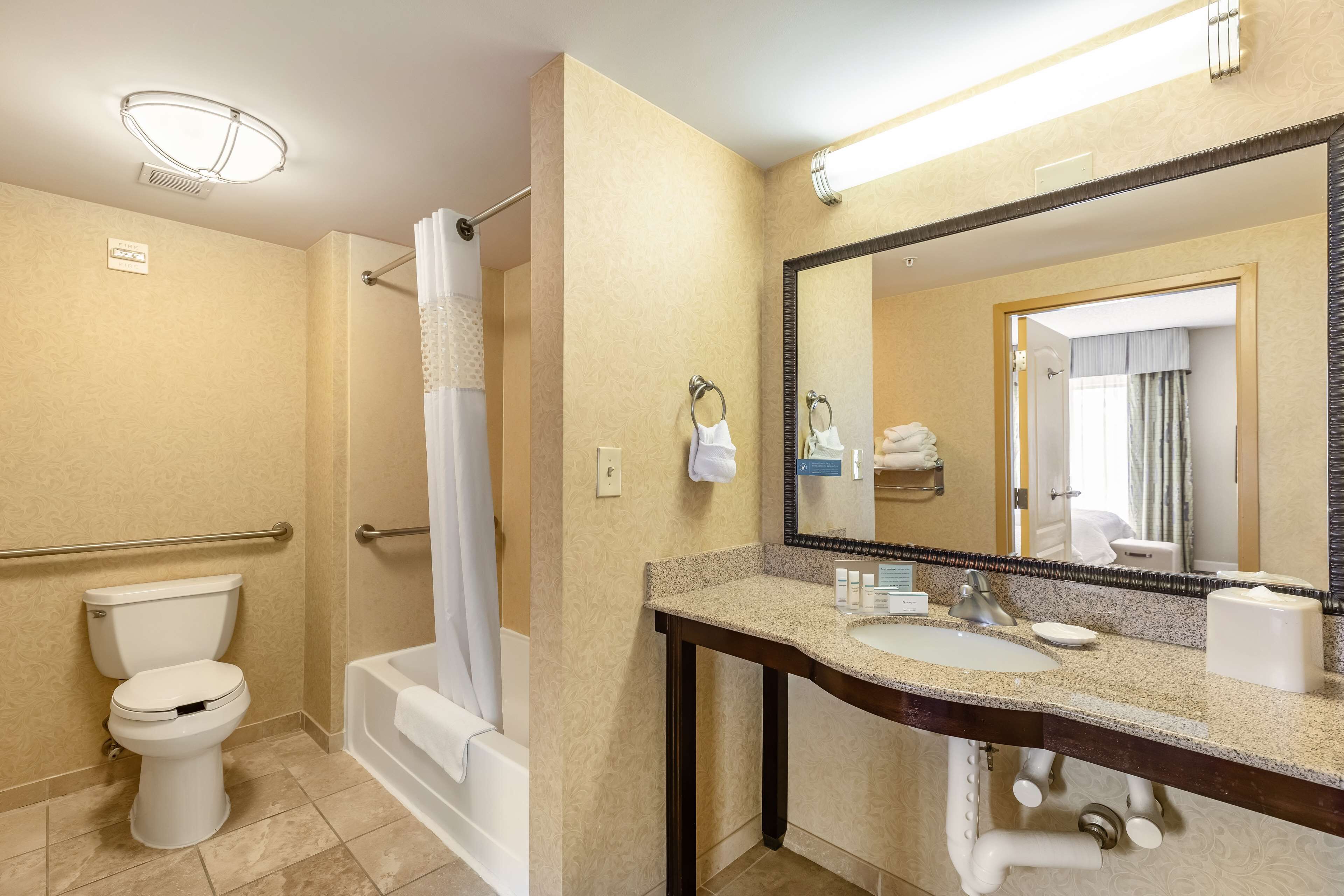 studio, accessible, non smoking | bathroom | combined shower/bathtub, free toiletries, hair dryer, towels