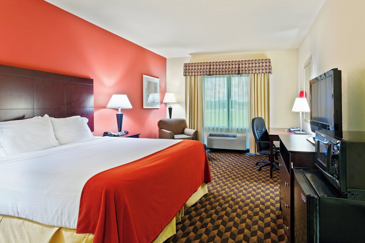 Standard Room, 1 King Bed (LEISURE) | Desk, iron/ironing board, WiFi (free), bed sheets