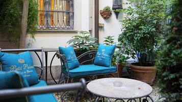 Donzen dekbedden, een minibar, een kluis op de kamer