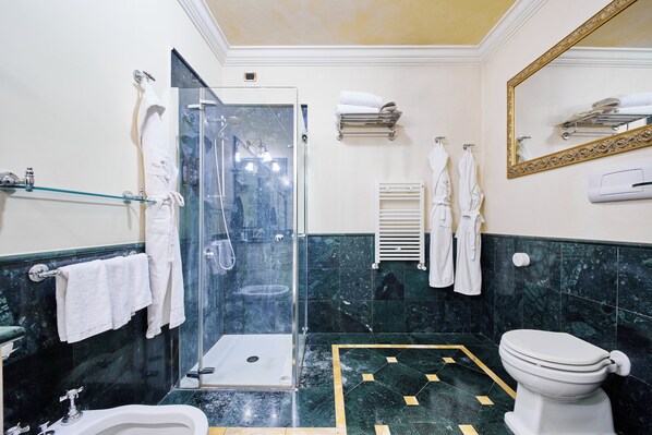 A bathroom with a glass-enclosed shower, a white toilet, and a sink. - Petit Palais Hotel De Charme (Milan)