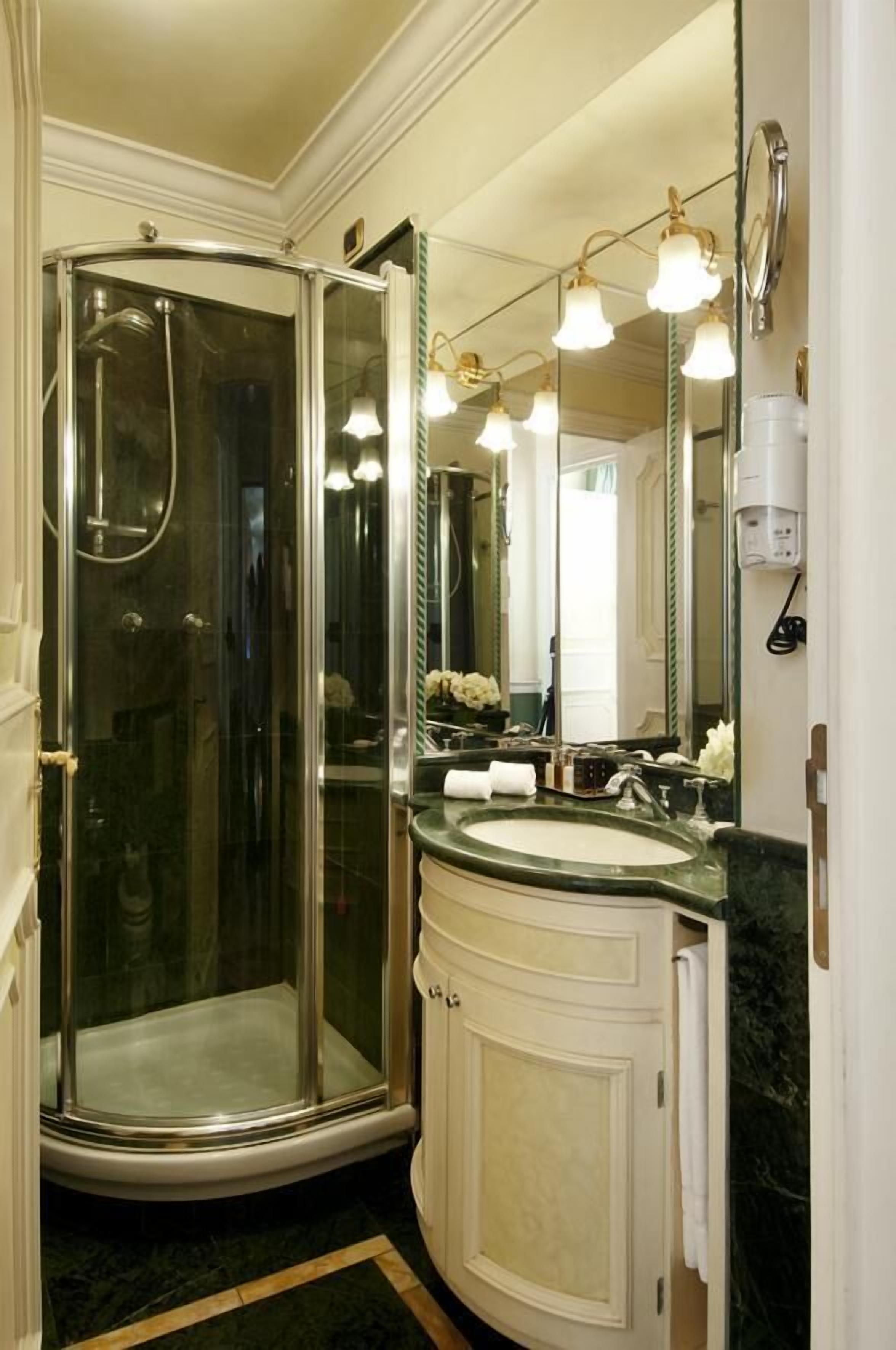 classic double room | bathroom | free toiletries, hair dryer, bathrobes, slippers