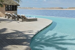 Indoor pool, outdoor pool, pool umbrellas, pool loungers - La Sultana Oualidia (Oualidia)
