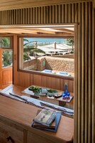 Panorama Suite | 高档床上用品、迷你吧、客房内保险箱、办公桌