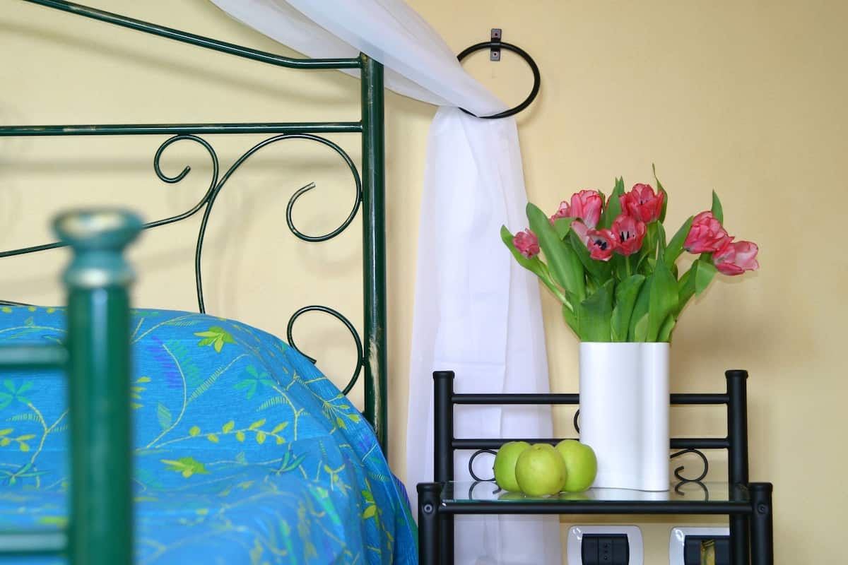 Tweepersoonskamer, voor 1 persoon | Individueel gedecoreerd, een bureau, babybedden, gratis wifi