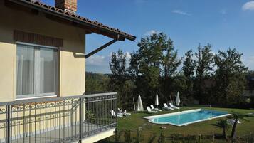 Piscina all'aperto, lettini
