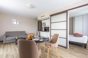 Apartamento, 1 quarto | Área de estar | TV LED