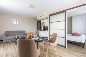 Departamento, 1 habitación | Área de sala de estar | Televisión LED