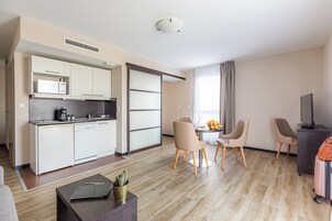 Íbúð - 1 svefnherbergi | Stofa | LED-sjónvarp