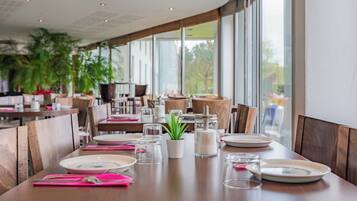 Daily buffet breakfast (EUR 13.9 per person)