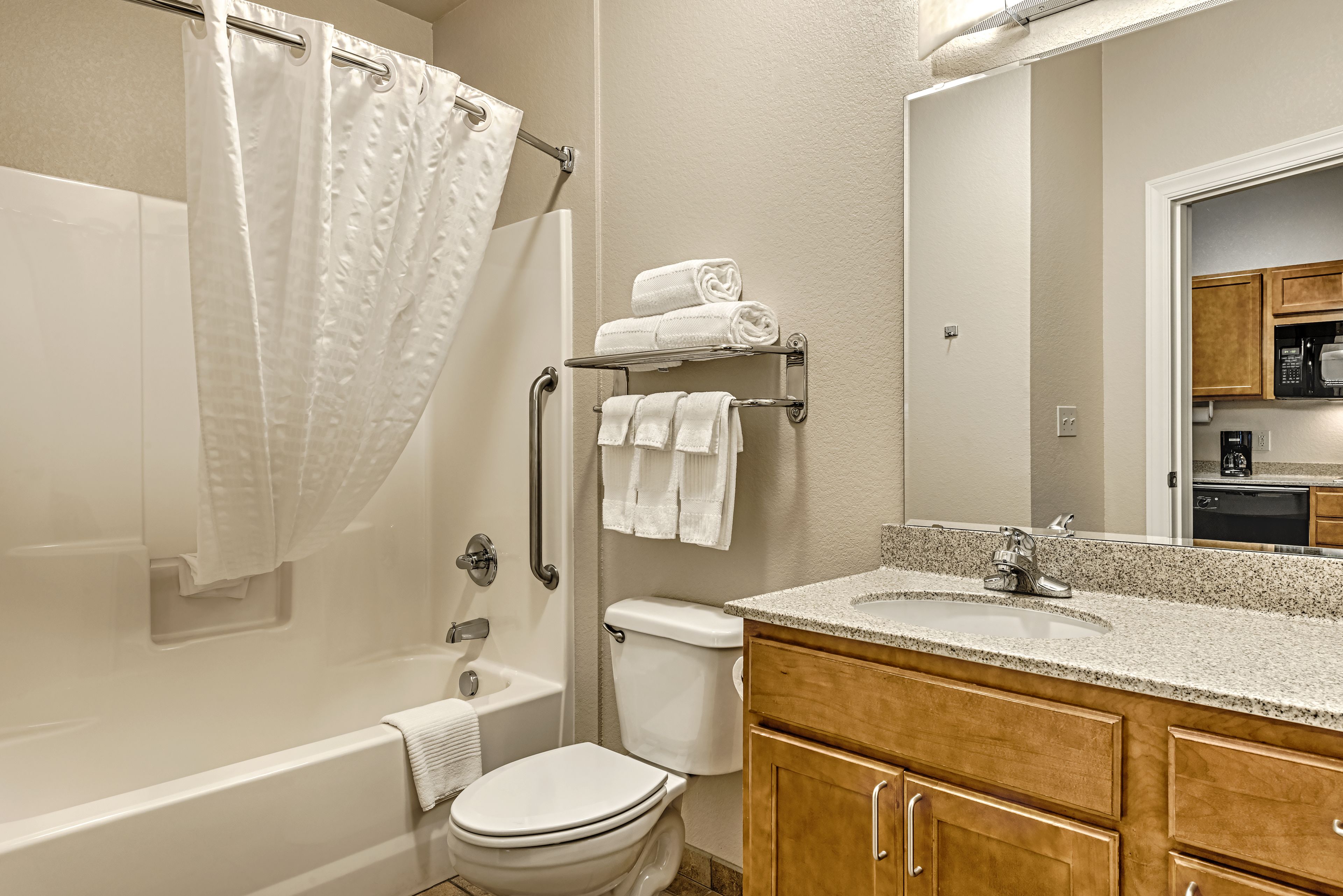 studio suite, 1 queen bed | bathroom | combined shower/bathtub, free toiletries, hair dryer, towels