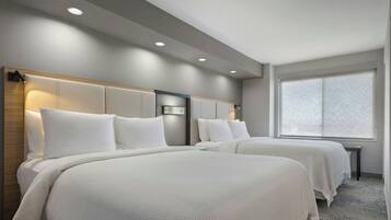 Senge med topmadrasser, skrivebord, mørklægningsgardiner