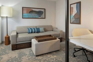 Camas com colchões pillow-top, escrivaninha, cortinas blackout