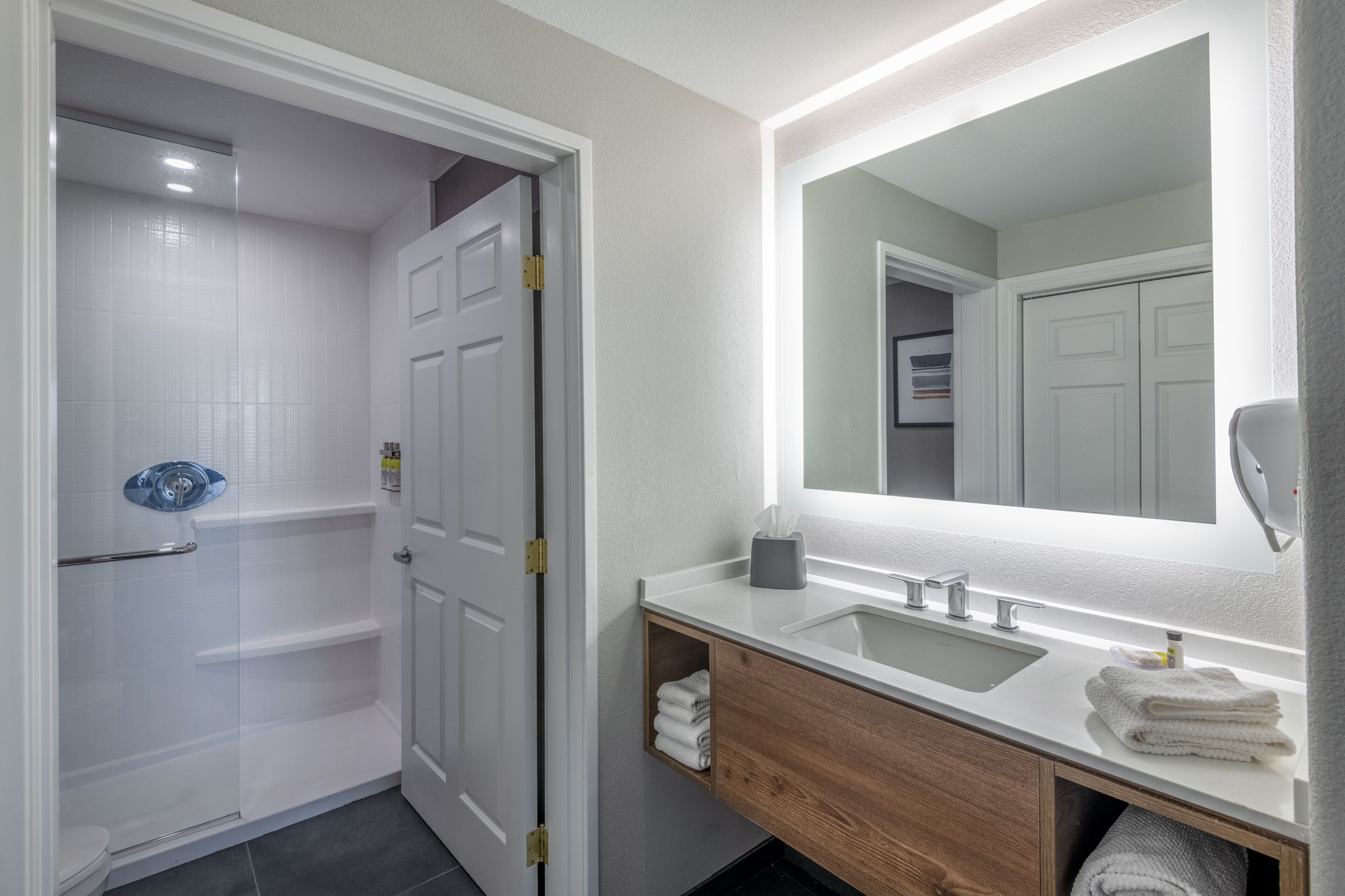 suite, 2 bedrooms, kitchen | bathroom | combined shower/bathtub, free toiletries, hair dryer, towels