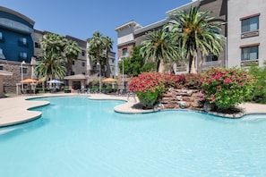 Outdoor pool, pool loungers - Staybridge Suites Phoenix - Glendale Sports Dist by IHG (Glendale)