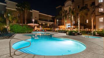 Kolam renang terbuka, kerusi lepak pantai