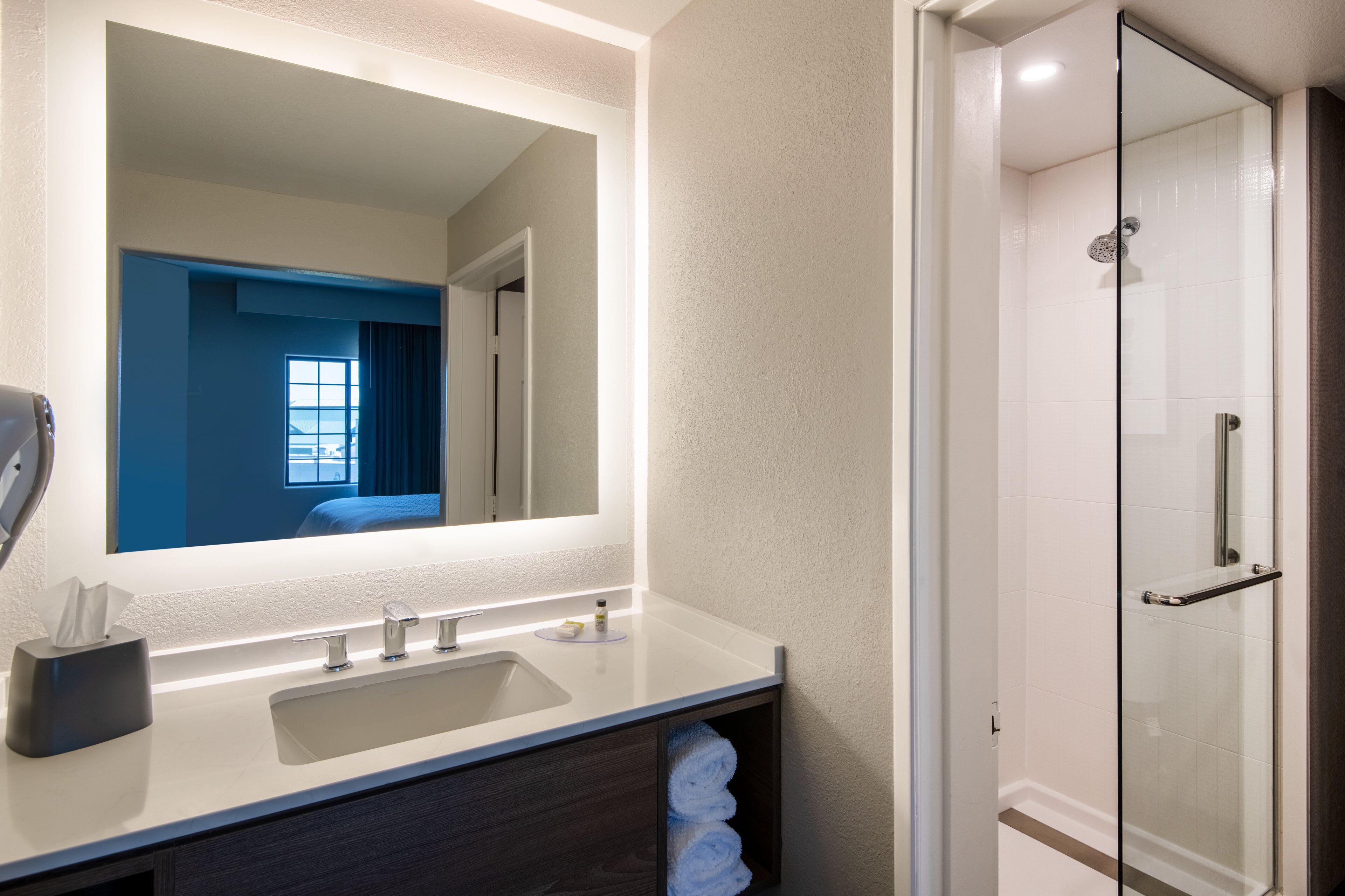 suite, 1 bedroom, kitchen | bathroom | combined shower/bathtub, free toiletries, hair dryer, towels