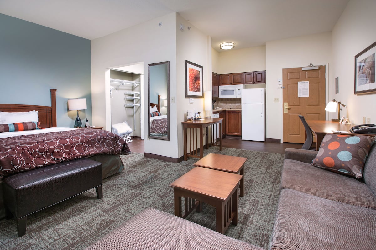 2 bedrooms, premium bedding, desk, iron/ironing board