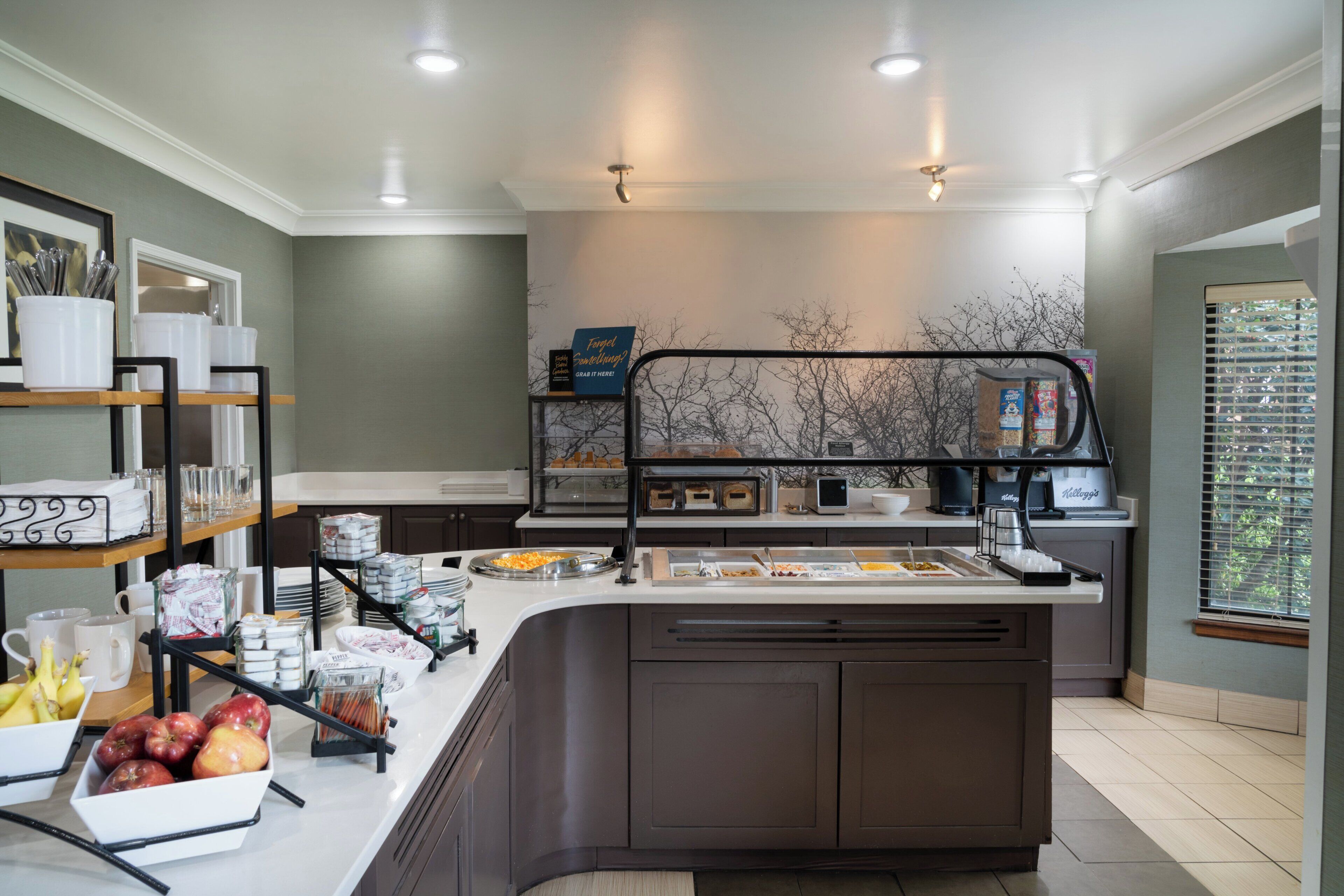 Un comptoir-buffet où sont proposés divers aliments et une machine à café.