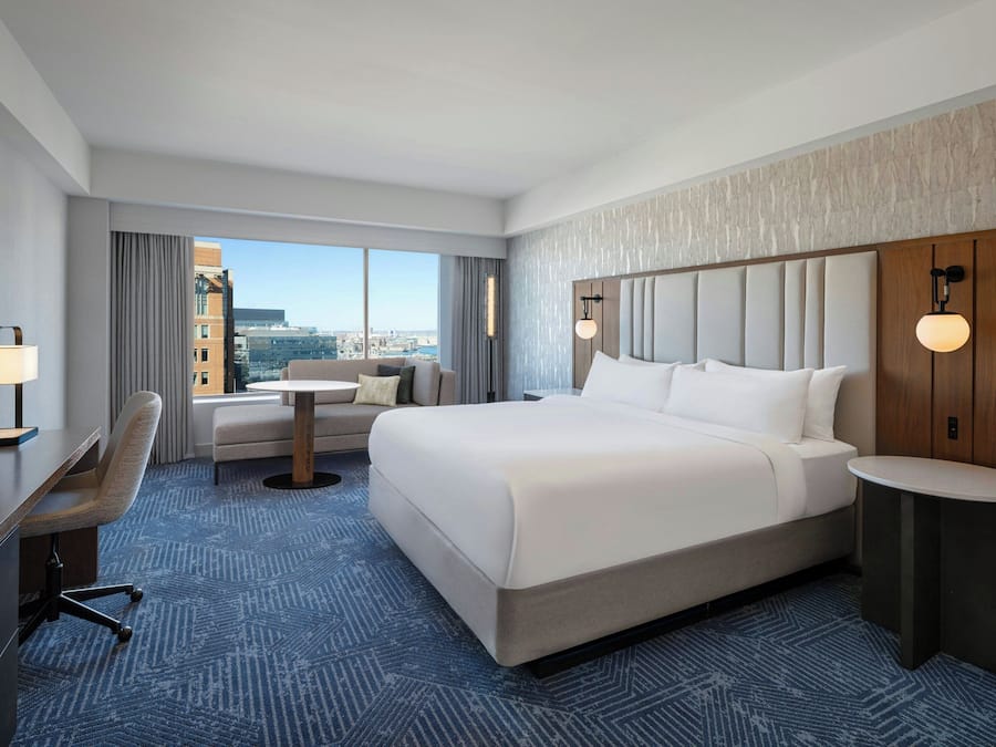 Roupas de cama premium, camas com colchões pillow-top, frigobar