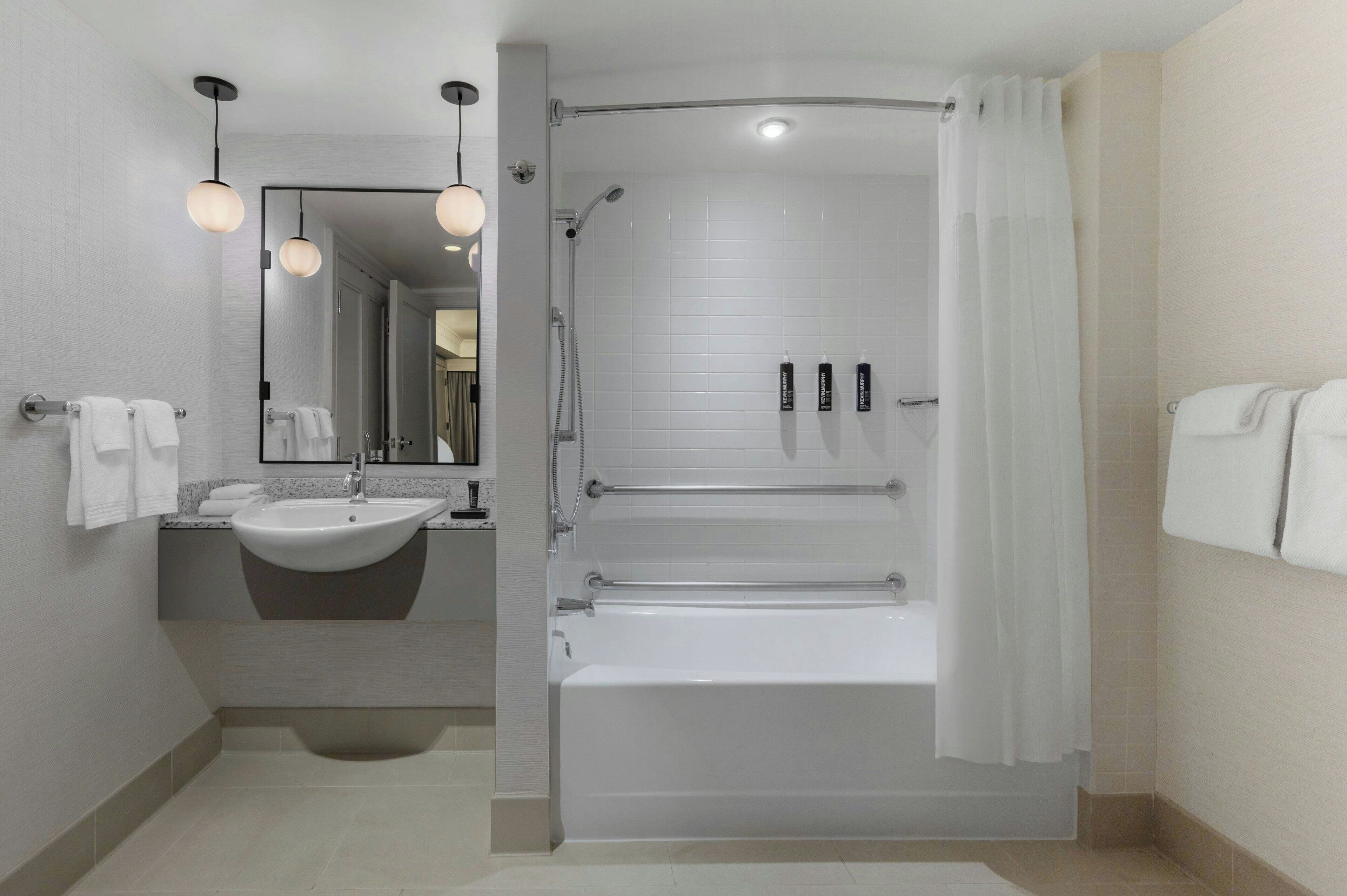 Ein modernes Badezimmer mit Badewanne, Waschbecken und Dusche.
