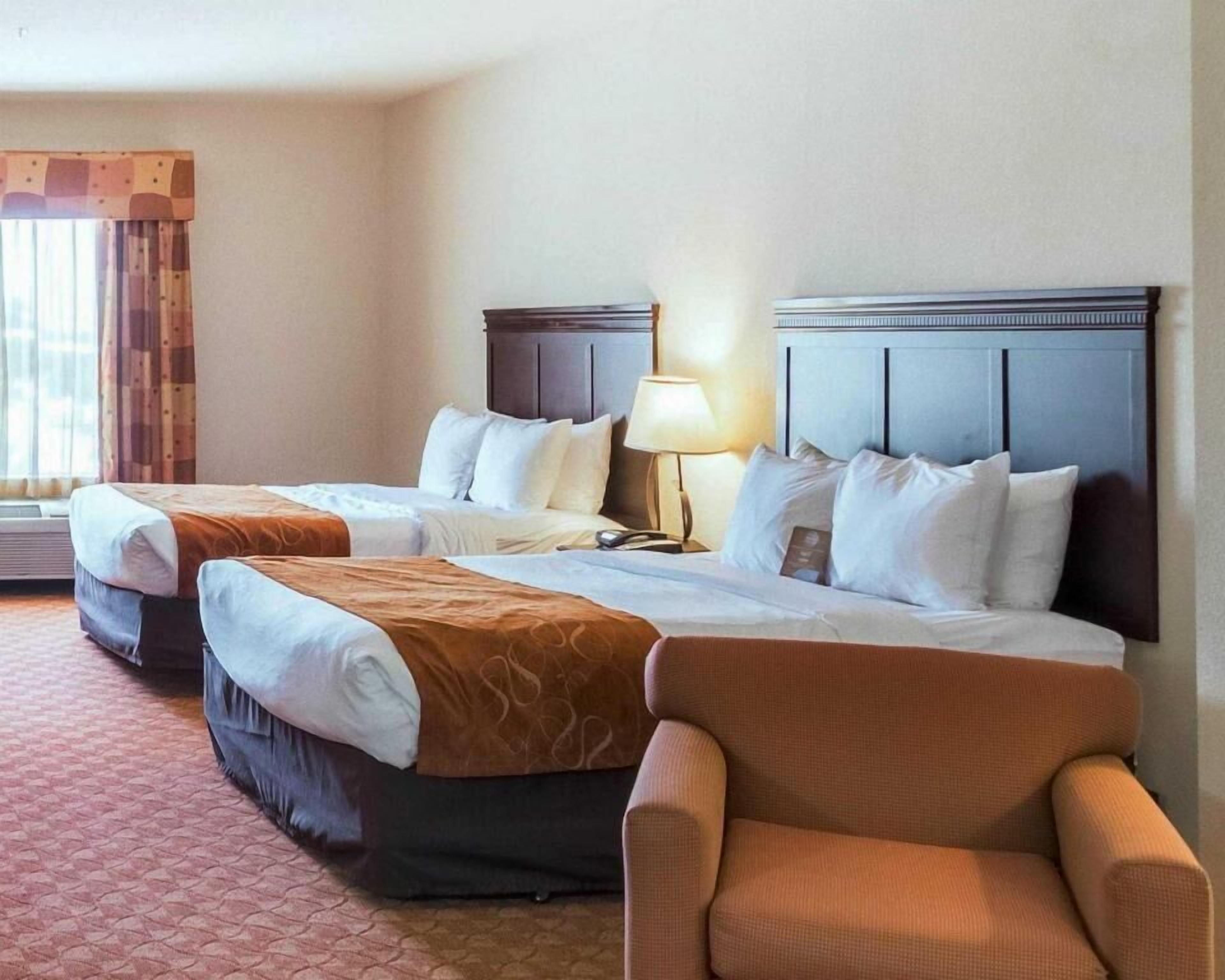 고급 침구, 필로우탑 침대, 객실 내 금고, 책상