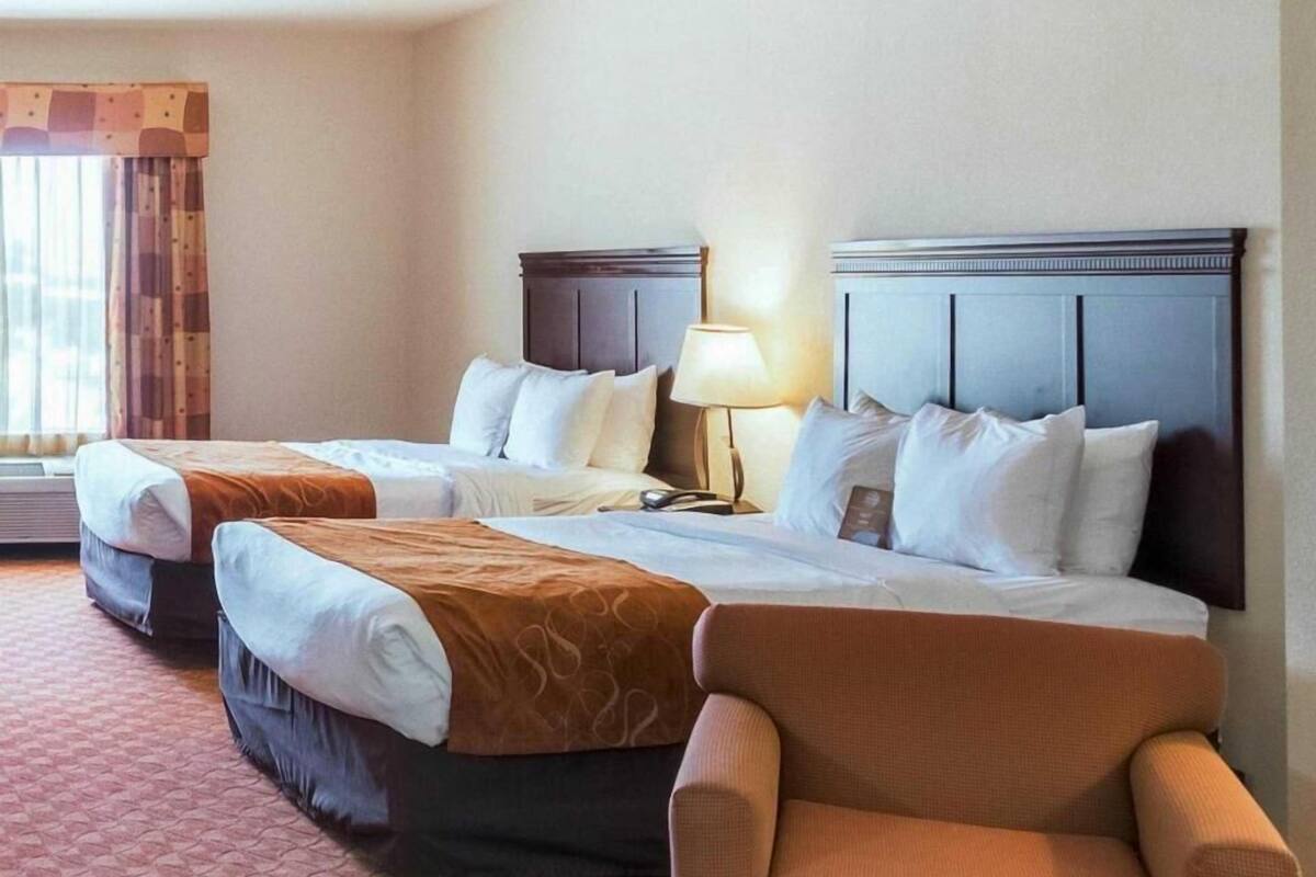 Ylelliset vuodevaatteet, pillowtop-patjalliset sängyt