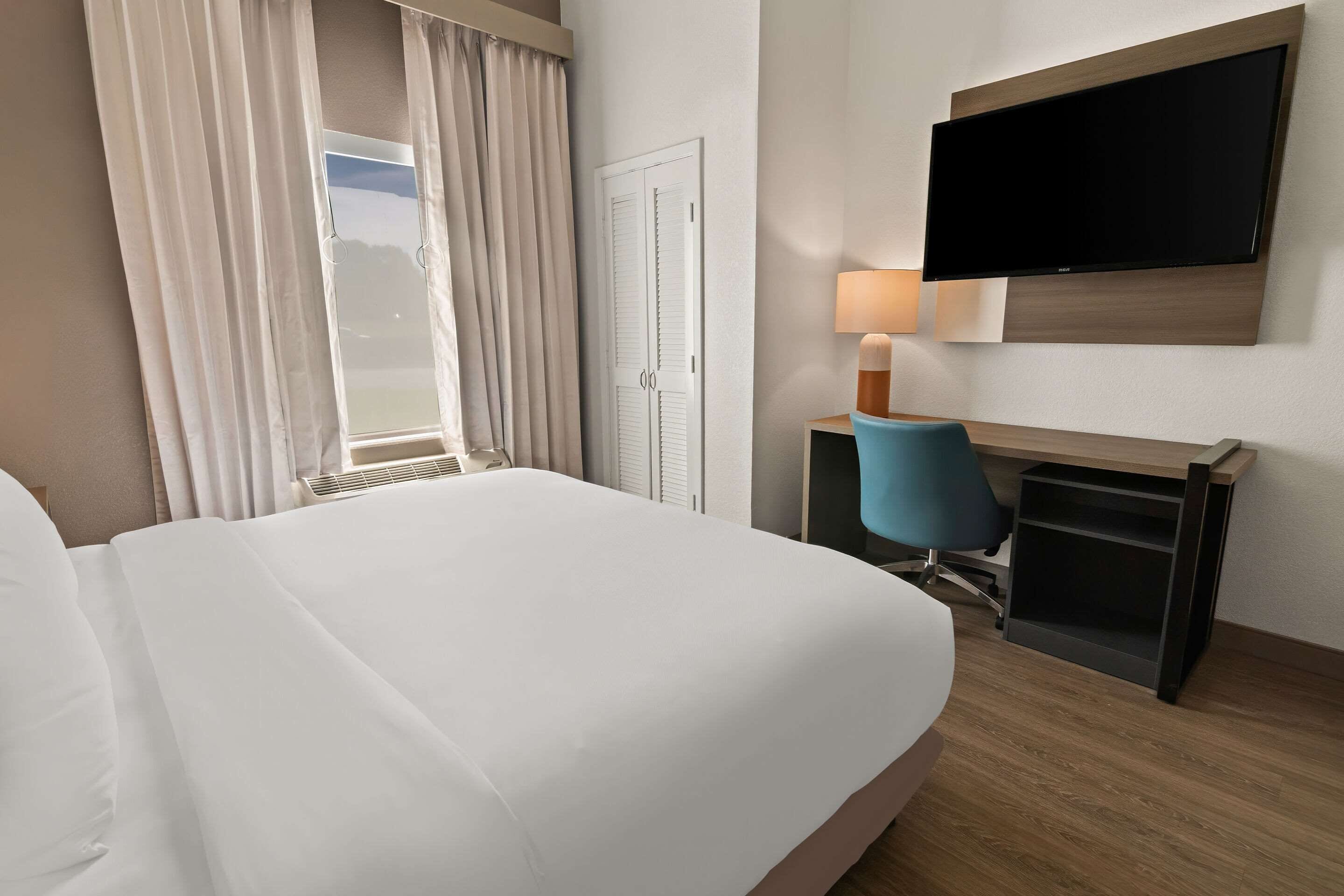 premium bedding, pillow-top beds, in-room safe, desk