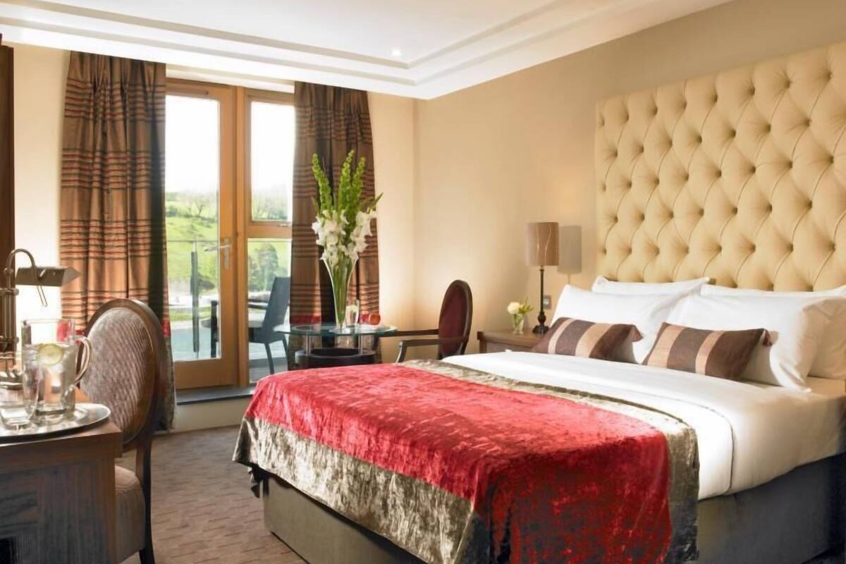 suite, 1 bedroom | in-room safe, desk, iron/ironing board, free wifi