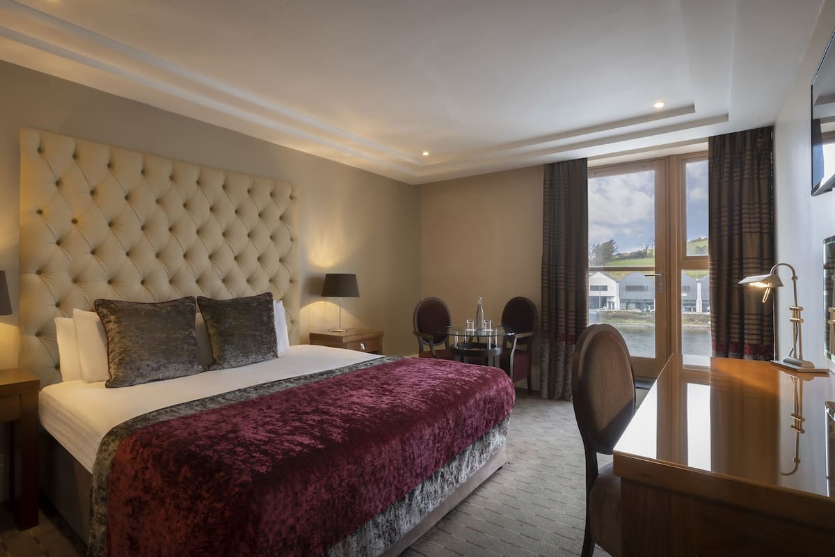 double room, non smoking, harbour view | in-room safe, desk, iron/ironing board, free wifi