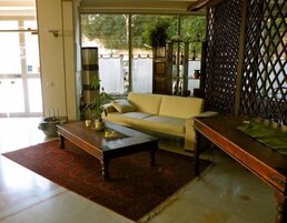 Un salon avec un canapé, une table basse et un mur décoratif.