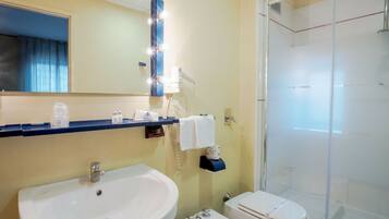 Shower, free toiletries, hair dryer, bidet