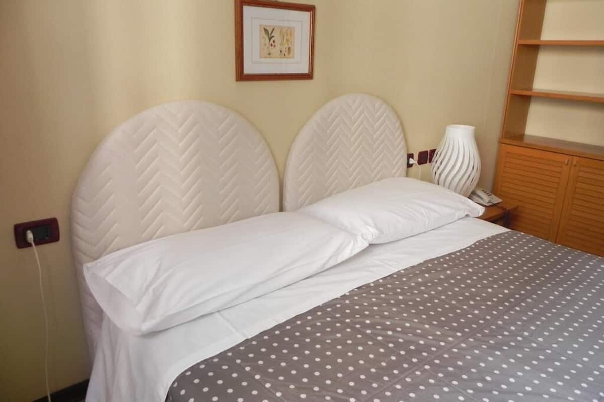 Hypo-allergenic bedding, in-room safe, desk, blackout drapes