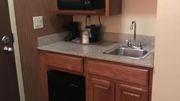 Fridge, coffee/tea maker