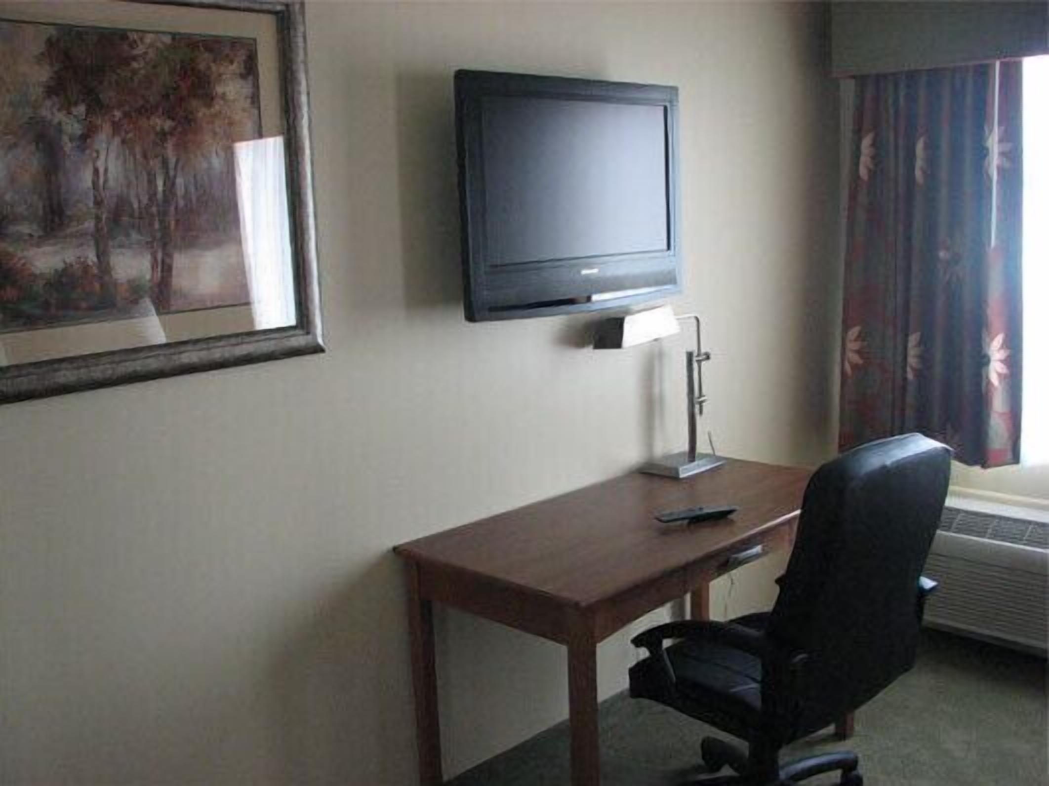 standard room, 1 king bed, refrigerator & microwave | room amenity