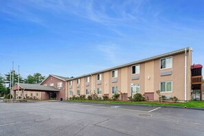 Exterior - Americas Best Value Inn Foxboro (Foxboro)