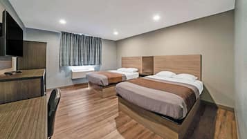 Escritorio, espacio para trabajar con un portátil, cortinas opacas