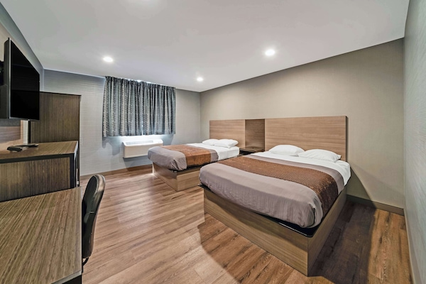 Escritorio, espacio para trabajar con laptop y cortinas blackout