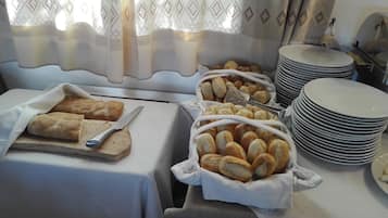 Free daily buffet breakfast