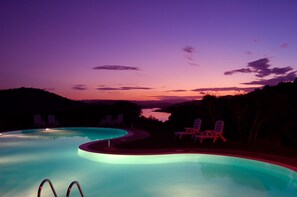Seasonal outdoor pool, a rooftop pool, pool umbrellas, sun loungers - Hotel Aldiola Country Resort (Sant'Antonio di Gallura)